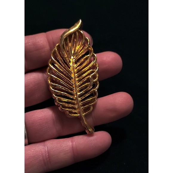 Vintage AAI Gold Tone Leaf Brooch - Picture 2 of 4